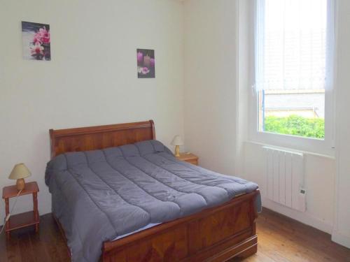 une chambre avec un lit et une fenêtre dans l'établissement Holiday Home in Pléneuf near Sandy Beach, à Pléneuf-Val-André