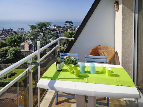 - une table sur un balcon avec vue sur l'océan dans l'établissement Apartment in St Quay near Seven Beaches, à Saint-Quay-Portrieux