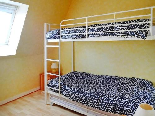 - une chambre avec un lit superposé doté d'un couvre-lit bleu et blanc dans l'établissement Apartment in St Quay near Seven Beaches, à Saint-Quay-Portrieux