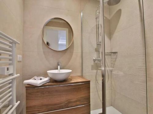 une salle de bain avec un lavabo et une douche en verre dans l'établissement Apartment in Antibes near Sandy Beaches, à Antibes