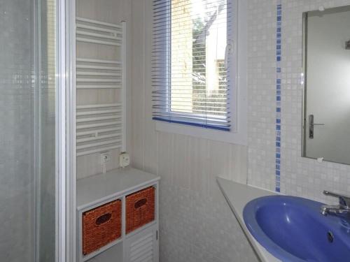 Ένα μπάνιο στο Holiday Home in Portbail near Sandy Beach