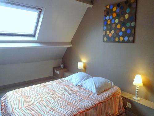 Ένα ή περισσότερα κρεβάτια σε δωμάτιο στο Holiday Home in Portbail near Sandy Beach