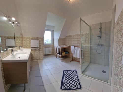 une grande salle de bain avec douche et lavabo dans l'établissement House in Diben near Port Blanc Beach, à Plougasnou