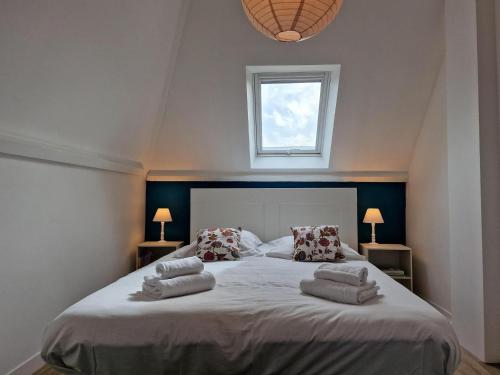 une chambre avec un grand lit avec des serviettes dessus dans l'établissement House in Diben near Port Blanc Beach, à Plougasnou