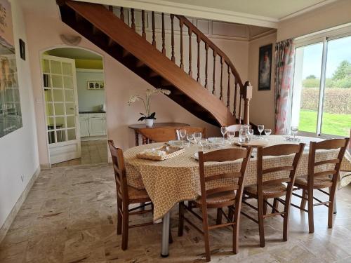 une salle à manger avec une table et des chaises dans l'établissement House in Diben near Port Blanc Beach, à Plougasnou