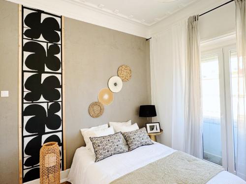 a bedroom with a bed with a black and white wall at Soar Home l Airport l Olivais in Lisbon