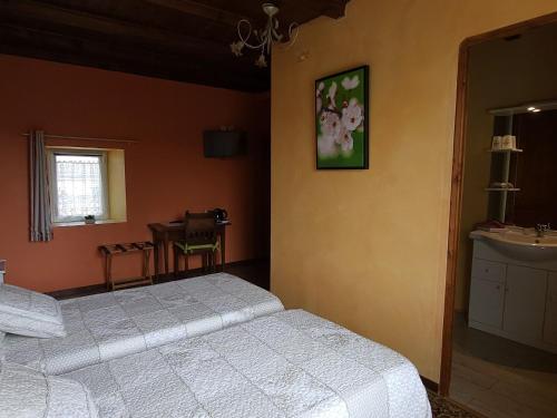 a bedroom with two beds and a sink at Chambres de caractère avec parc fermé et stationnement sécurisé - FR-1-583-278 in Choye