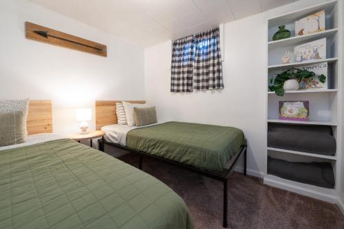 a bedroom with two twin beds and a window at Stylish & Bright 4BR - Close To Whitworth in Nine Mile Falls