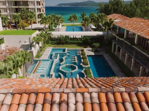 名户The Terrace Club Wellness Thalasso At Busena的享有游泳池顶部的空中景致