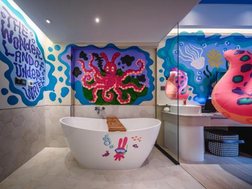 Kamar mandi di Hayata Hotel
