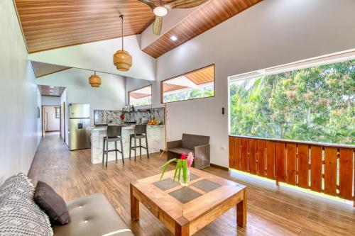 Galería fotográfica de Luxury Beachfront Apartment with Oceanview Terrace en Puerto Viejo