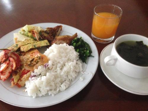 Comida en o cerca de este hotel