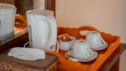 a counter with a white blender and cups on it at Umahita Lodge Penida in Toyapakeh