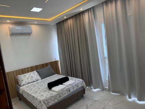 a bedroom with a bed in a room with a window at Casa moderna Malvinas in Campina Grande