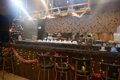 a man behind the bar at a restaurant at Grand Samota Hotel in Sumbawa Besar