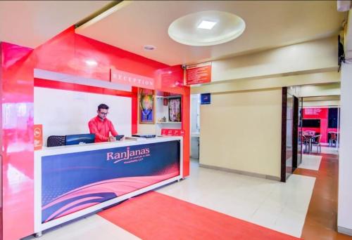 Méribel VillageにあるHotel Ranjanasの店のカウンターに立っている男性