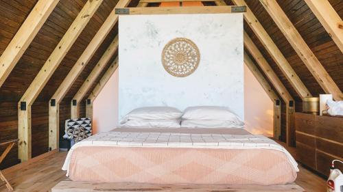 ein Schlafzimmer mit einem Bett auf einem Dachboden in der Unterkunft Talula Mesa Glamping Resort - Austin Hill Country in Marble Falls