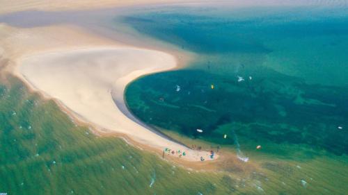 une vue aérienne d'une plage avec des gens dessus dans l'établissement Heart of Dakhla Residence, à Dakhla
