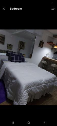 Llit o llits en una habitació de Studio room transient neo Calapan