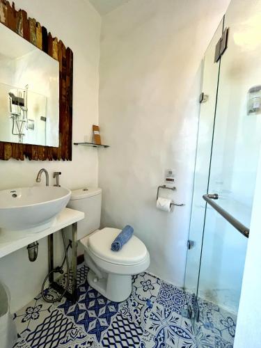 a bathroom with a toilet and a sink and a shower at Lugar Bonito Hotel in Boracay