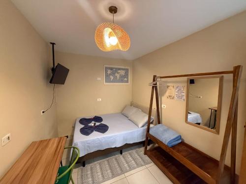 Postel nebo postele na pokoji v ubytování Quarto 100m da praia Pereque