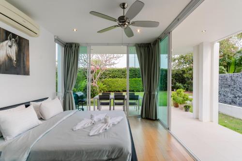 Un dormitorio con una cama y un ventilador de techo. en Luxury 3 Bedroom Villa, Sea View PM-A5, en Khao Tao