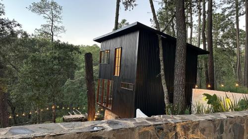 Budova, kde se chata nachází