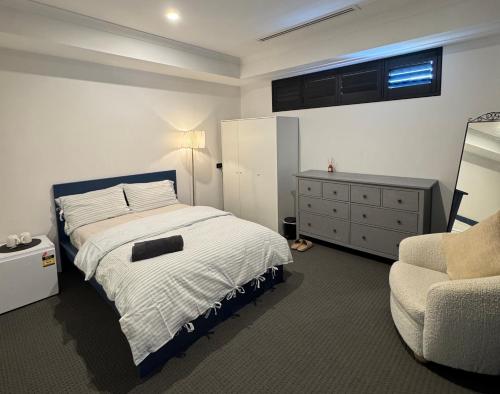Postel nebo postele na pokoji v ubytování Décembre House - 24hrs Self Check-in Room in Belmont Central
