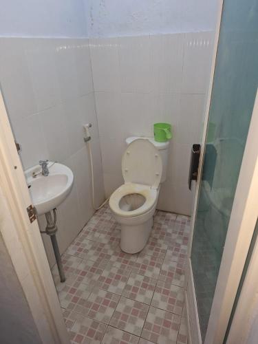 a bathroom with a toilet and a sink at Anggrek Spa & Homestay in Senggigi