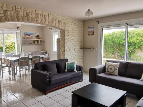 un salon avec deux canapés et une table dans l'établissement Grande maison indép. 4 ch. à 600m plage, animaux admis - FR-1-194-292, à La Tranche-sur-Mer