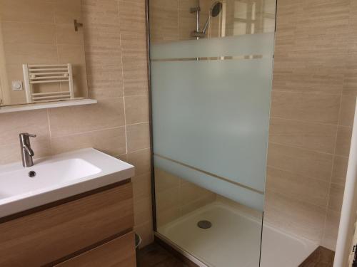 une salle de bain avec un lavabo et une douche dans l'établissement Grande maison indép. 4 ch. à 600m plage, animaux admis - FR-1-194-292, à La Tranche-sur-Mer