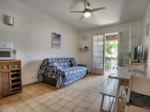 un salon avec un canapé et une télévision dans l'établissement Appartement calme pour 4, avec terrasse et WIFI, Saintes-Maries-de-la-Mer - FR-1-475-211, à Saintes-Maries-de-la-Mer