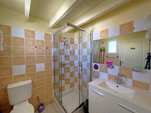 une salle de bain avec toilettes, douche et lavabo dans l'établissement Appartement 4 pers avec vue mer, climatisé, aux Saintes-Maries-de-la-Mer - FR-1-475-212, à Saintes-Maries-de-la-Mer