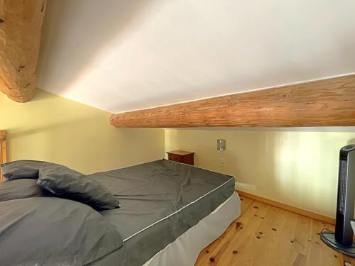 un lit dans une chambre avec un plafond en bois dans l'établissement Appartement 4 pers avec vue mer, climatisé, aux Saintes-Maries-de-la-Mer - FR-1-475-212, à Saintes-Maries-de-la-Mer