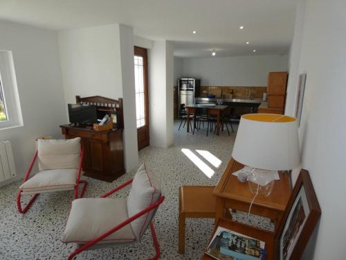 un salon avec une chaise et une table avec une lampe dans l'établissement Maison rénovée à Notre Dame de Monts, 4 pers, proche plage - FR-1-540-317, à Notre-Dame-de-Monts