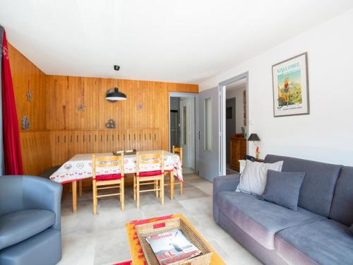 un salon avec un canapé et une table dans l'établissement Confort 3 pièces pour 6 pers, orienté Sud-Est avec parking et Wifi - FR-1-263-572, à Valloire