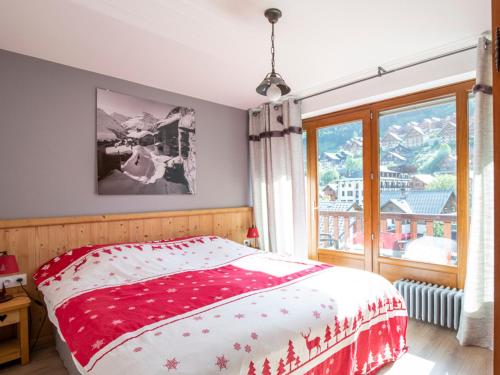 une chambre avec un lit et une grande fenêtre dans l'établissement Confort 3 pièces pour 6 pers, orienté Sud-Est avec parking et Wifi - FR-1-263-572, à Valloire