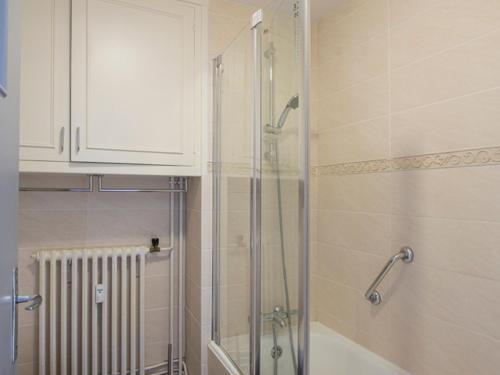 une salle de bain avec une douche avec une porte vitrée dans l'établissement Confort 3 pièces pour 6 pers, orienté Sud-Est avec parking et Wifi - FR-1-263-572, à Valloire