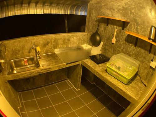 eine kleine Küche mit Spüle und Waschbecken in der Unterkunft PinkHouse in Ban Bang Bao