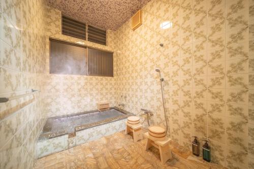 別府市にある山海壱のトイレと浴槽付きのバスルーム