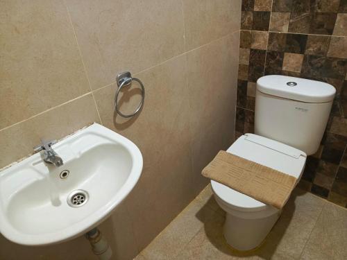 Bilik mandi di Kyrie Hotel