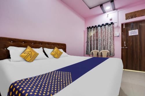 1 dormitorio con 1 cama de color amarillo y azul en SPOT ON Fakt Tu Aani Mi, en Nagpur