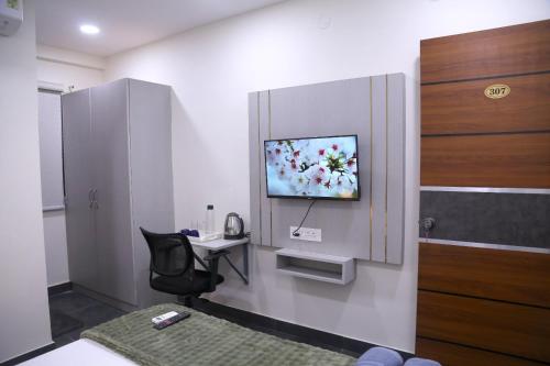 TV a/nebo společenská místnost v ubytování Yendluri's QueenBed Room1 -Kondapur
