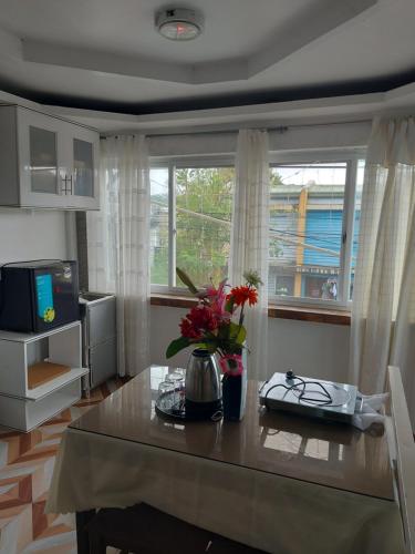 Dapur atau dapur kecil di Big room with two queen bed