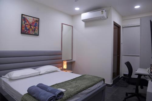Postel nebo postele na pokoji v ubytování Yendluri's QueenBed Room1 -Kondapur