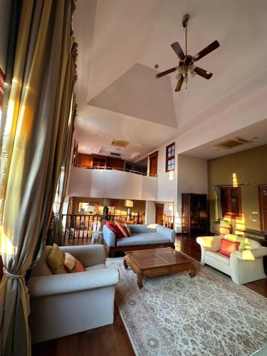 Ein Sitzbereich in der Unterkunft Bed & Breakfast Chiang Rai