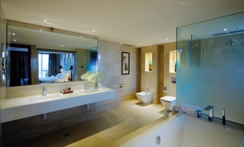 Un baño de DW Hotel
