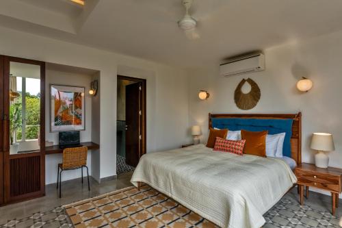Katil atau katil-katil dalam bilik di La Zorita, Luxurious 3 BHK with Private Pool, 10 mins from Anjuna Beach, Kitchen, Security, Terrace, Patio & Wifi