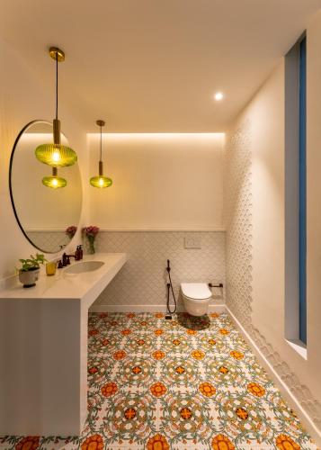 Bilik mandi di La Zorita, Luxurious 3 BHK with Private Pool, 10 mins from Anjuna Beach, Kitchen, Security, Terrace, Patio & Wifi