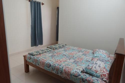 Modern & Spacious 3BHK Near Simco, KK Nagarにあるベッド